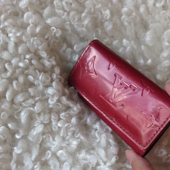 LOUIS VUITTON Monogram Vernis red Key Case - Picture 1 of 11